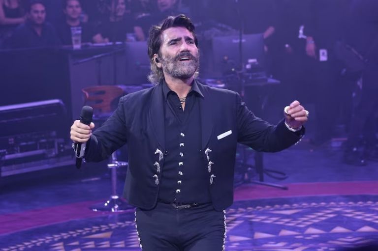 Alejandro Fernández defiende la libertad en los narcocorridos