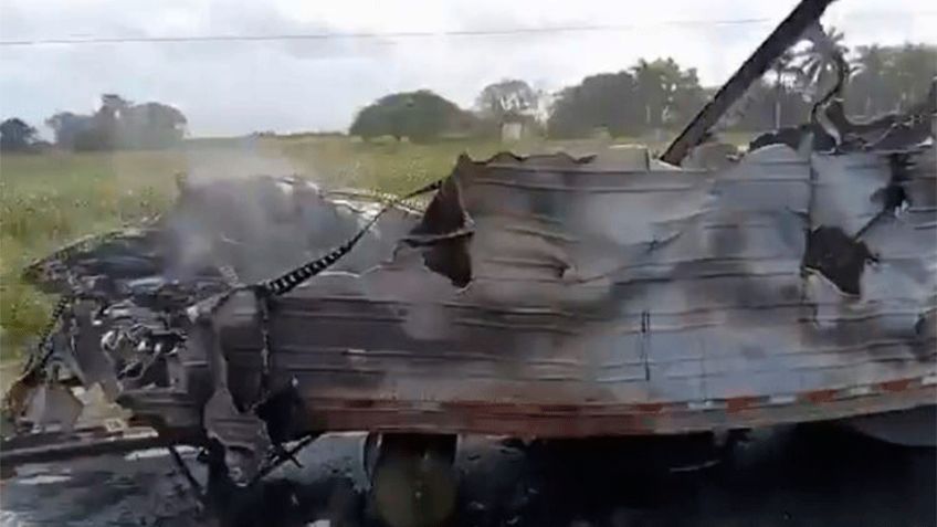 Tremendo caos vial: Bloquean con tráileres incendiados autopista Mazatlán-Culiacán