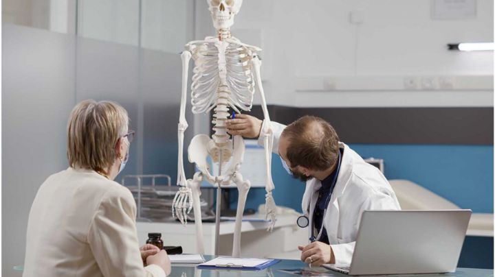 Descubre la fruta rica en calcio que fortalece tus huesos y previene la osteoporosis