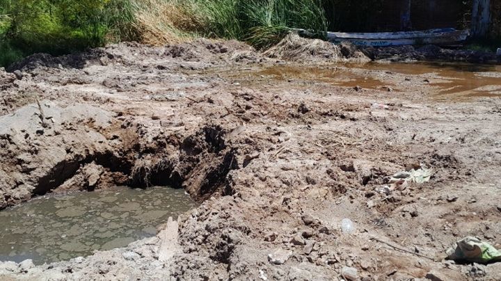 Vecinos tienen 6 años con malos olores por obra inconclusa de drenaje en Guaymas