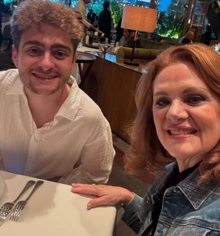 Erika Buenfil, a lado de su hijo disfrutando de una agradable cena/ Créditos: Instagram