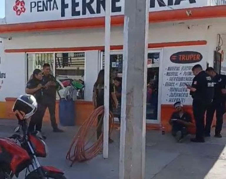 El lesionado permaneció en la banqueta hasta la llegado de Cruz Roja