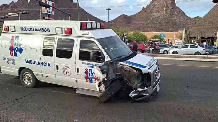 Ambulancia y sedán protagonizan accidente vial en carretera internacional de Guaymas