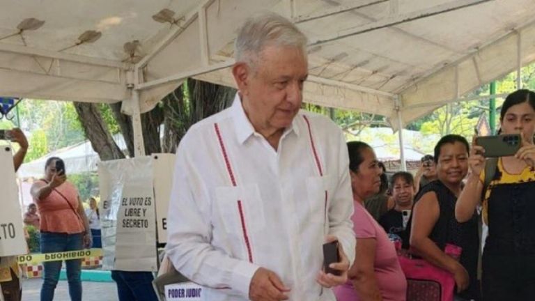 AMLO aparece en Chiapas y participa en primera elección popular del Poder Judicial