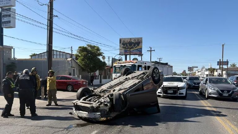 Fuerte accidente deja tres lesionados y daños materiales al norte de Hermosillo