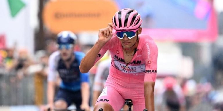 Isaac fue condecorado con la maglia blanca en el Giro de Italia 2025