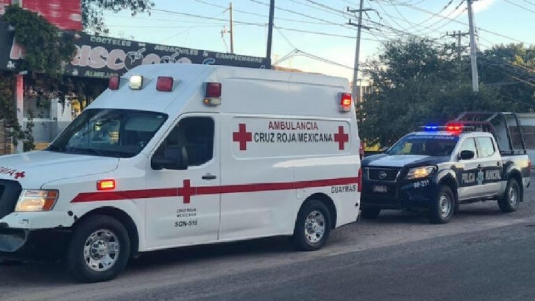 Ambulancia y sedán protagonizan accidente vial en carretera internacional de Guaymas