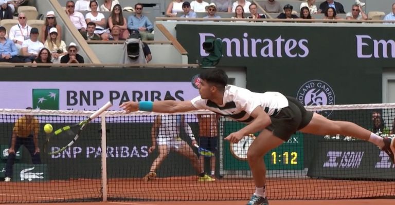 Alcaraz suelta la raqueta en la jugada