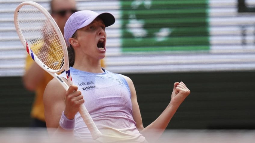 Swiatek se impone a Rybakina con un gran regreso y avanza en Roland Garros