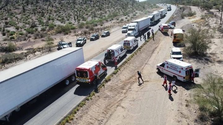 Choque de camión de pasajeros en carretera con destino a Caborca deja 14 heridos