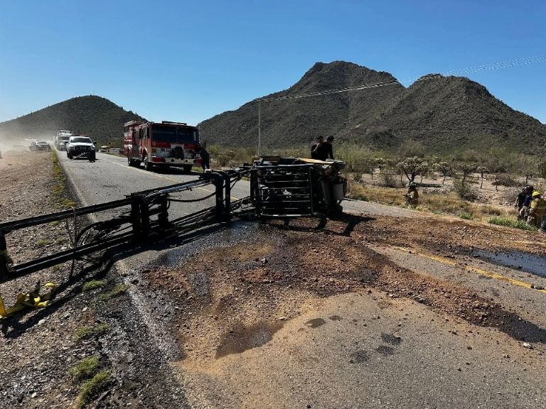 Un camión de carga se supone fue quien origino el choque con el camión de pasajeros