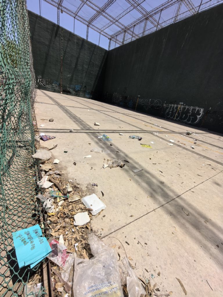 Las personas visitan estos lugares y dejan su basura