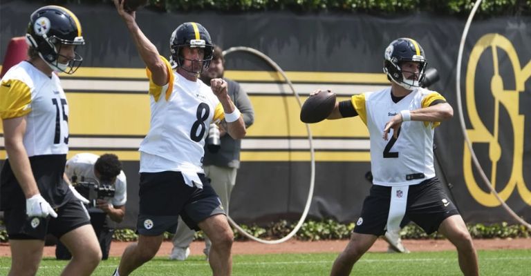 Rodgers entrena al parejo de los demás quarterbacks