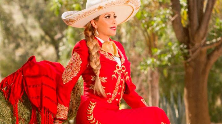 ¿Quién es Deyra Barrera, la amiga de Fernando Valenzuela que falló el Himno en la WWE?