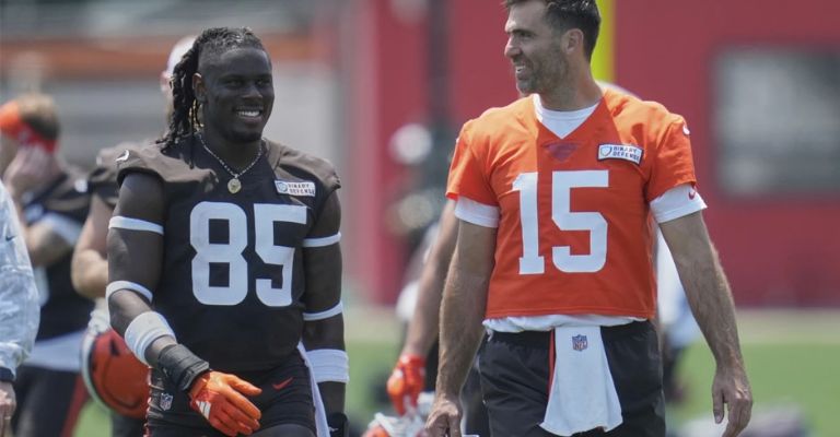 El quarterback trabaja en la relación con sus compañeros