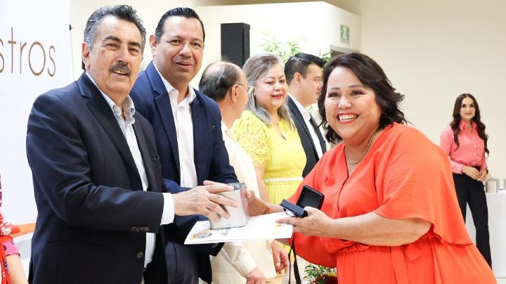 Javier Lamarque, alcalde de Cajeme, reconoce a docentes por sus años de servicio