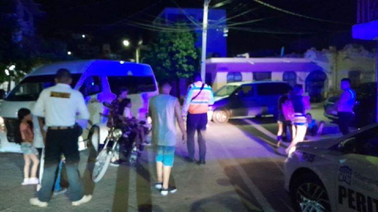 Detienen a mujer por causar accidente y exige sus ‘derechos’ al ser arrestada en Michoacán