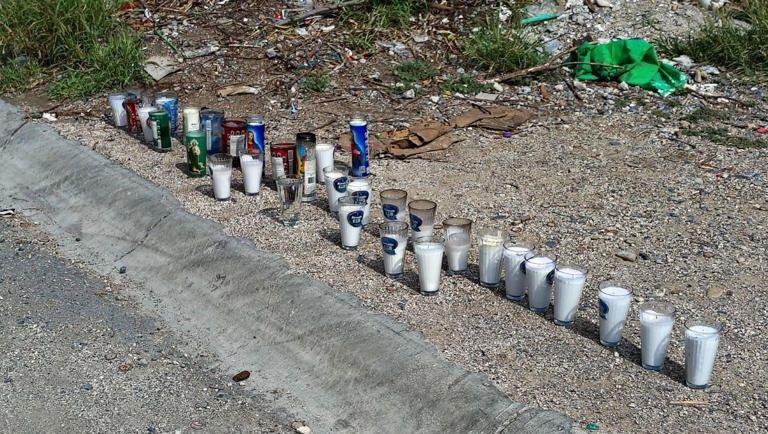 Los vecinos colocaron veladoras en el lugar del siniestro