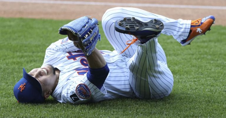 Senga rueda por el pasto después de lesionarse