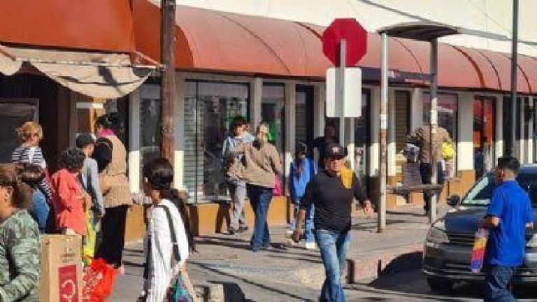 Samuel no se rinde vende mazapanes mientras espera cirugía en centro de Empalme