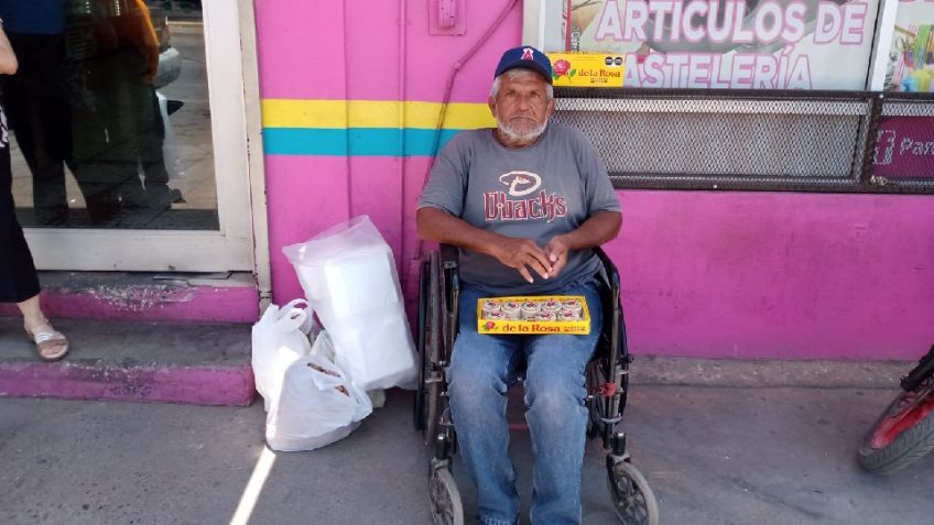 Samuel no se rinde: vende mazapanes mientras espera cirugía en centro de Empalme