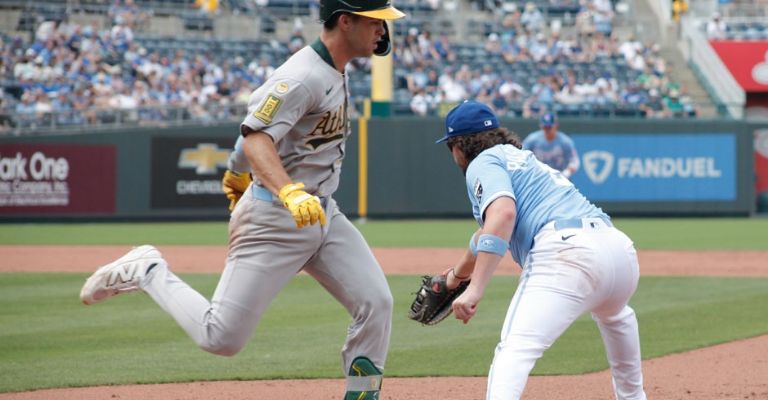 Max Muncy es retirado tras batear un rodado al cuadro