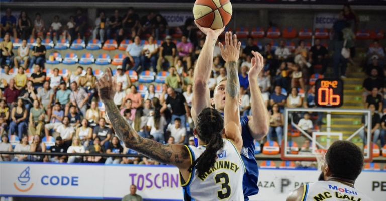 Zinaich finalizó con un doble-doble