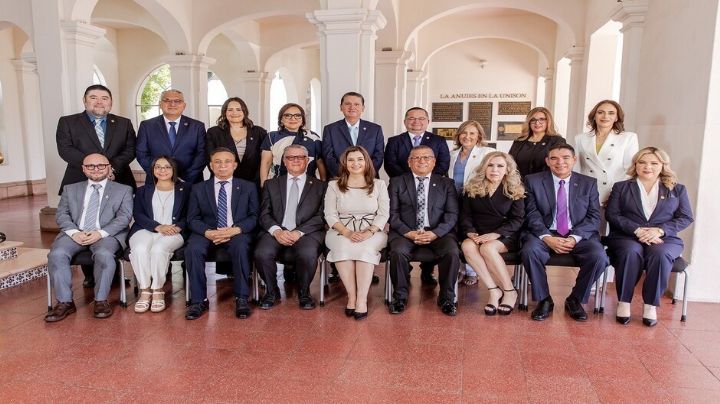 Dena Camarena, nueva rectora de la Unison, toma protesta a su equipo