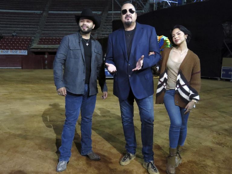 Pepe Aguilar y dos de sus hijos 
