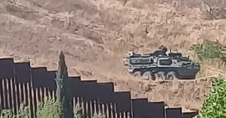 Tanquetas militares resguardan la frontera 