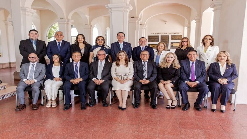 Dena Camarena, nueva rectora de la Unison, toma protesta a su equipo