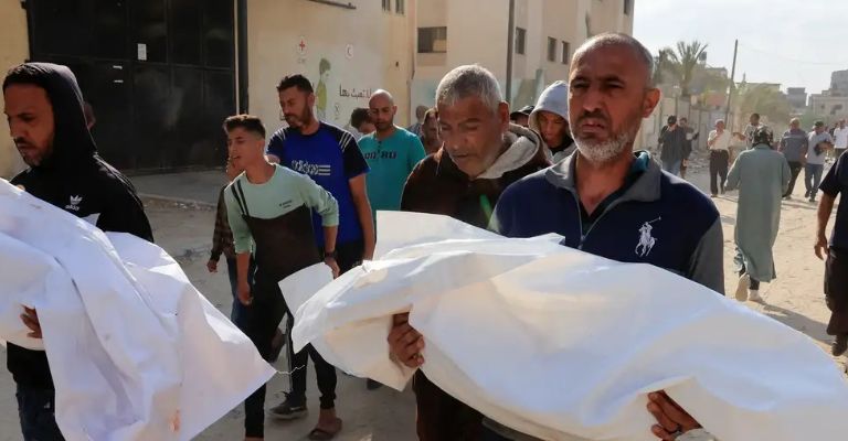 Familiares llevan los cuerpos de dos muertos en Gaza.