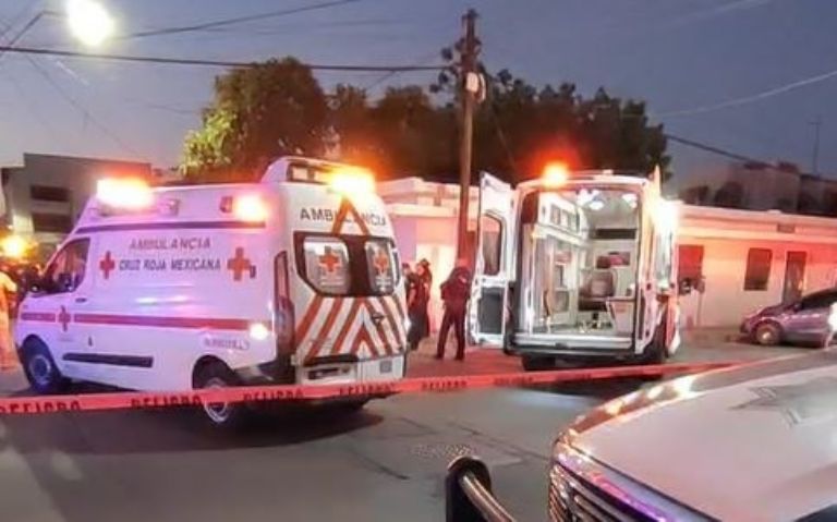 Tres ambulancias llegaron al lugar para socorrer a los afectados 