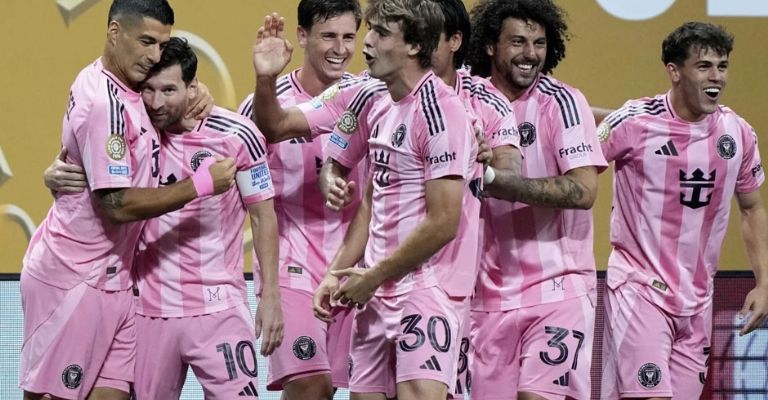 Los jugadores del Inter festejan el tanto de Messi