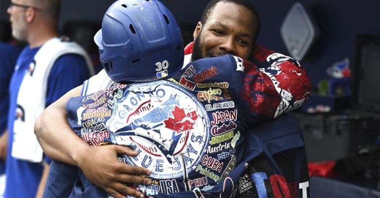 El mexicano es felicitado por Vladimir Guerrero Jr.