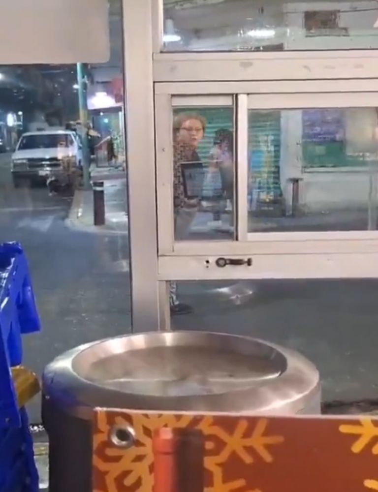 Señoras se vuelven virales por no conseguir alcohol/ Créditos: Twitter