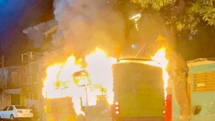 Acapulco: Sicarios incendian camión de transporte público con 5 cuerpos en su interior