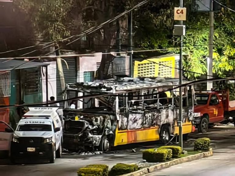 Al interior del camión siniestrado fueron localizados cinco cuerpos. Foto: Twitter