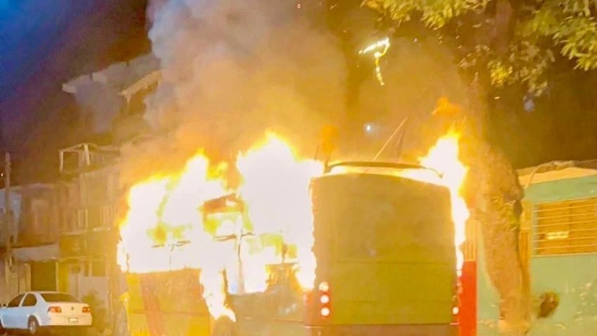 Acapulco: Sicarios incendian camión de transporte público con 5 cuerpos en su interior