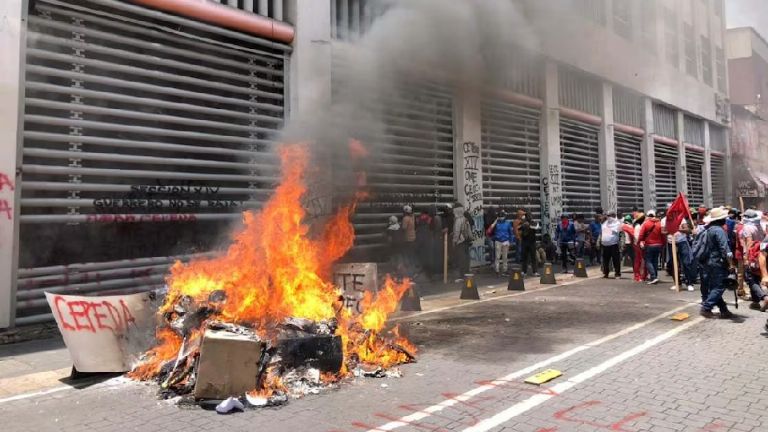 Incendio en sede del SNTE causa daños millonarios y pérdida de archivos históricos en CDMX