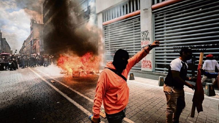 Incendio en sede del SNTE causa daños millonarios y pérdida de archivos históricos en CDMX