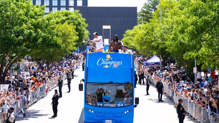 Los fanáticos del Thunder celebran el título de la NBA con un desfile