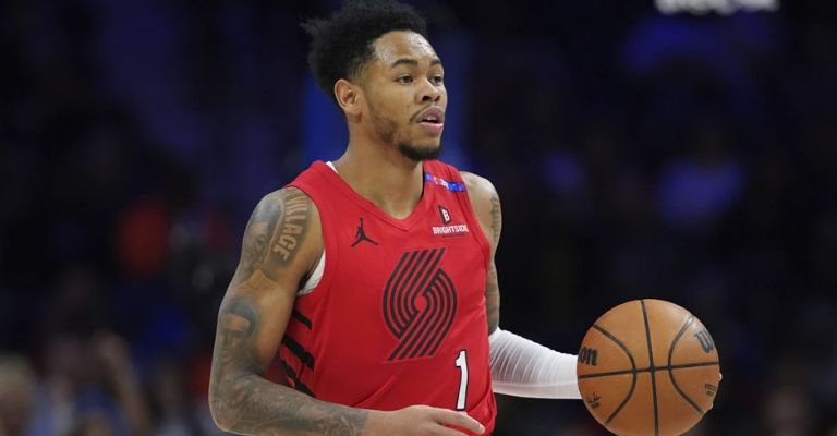 Simmons llega a los Celtics en el canje