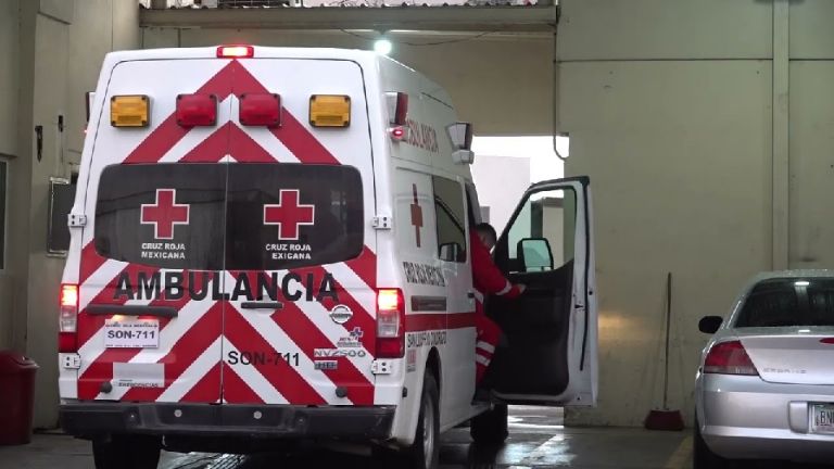 Aparatoso accidente y volcadura deja a mujer prensada en San Luis Río Colorado