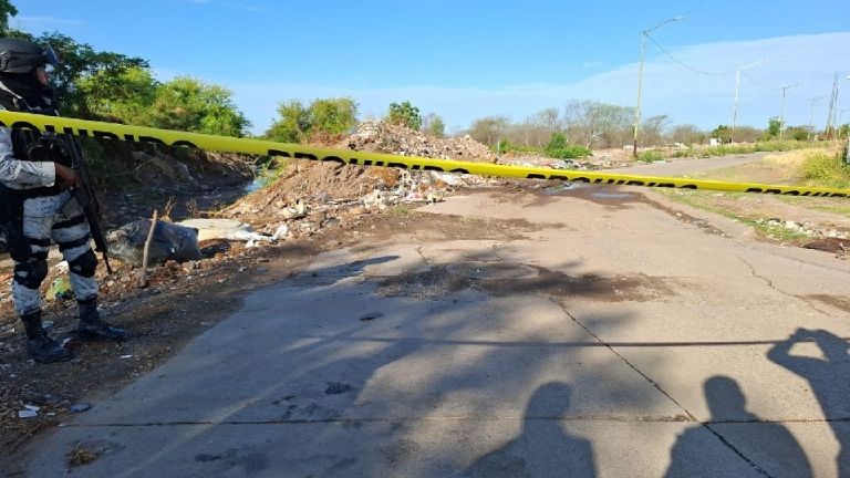 Los elementos de las fuerzas armadas resguardaron la zona inmediatamente con cinta amarilla y notificaron a personal de la Fiscalía General del Estado de Sinaloa
