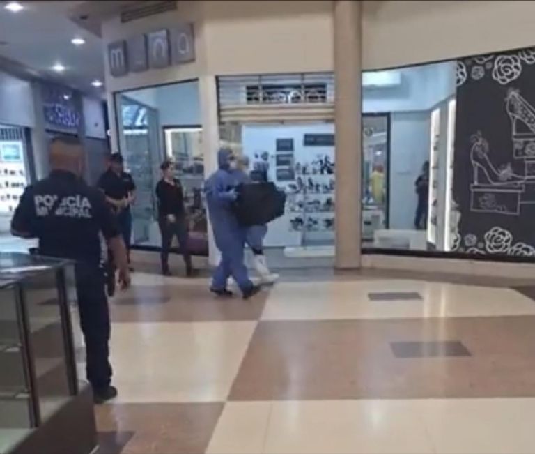 El momento en que la hielera es retirada del supermercado