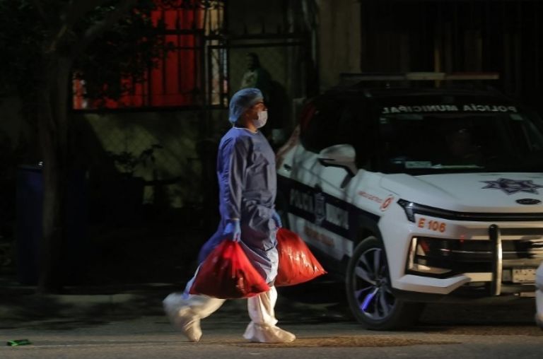 Los peritos sacan de la casa bolsas con evidencias