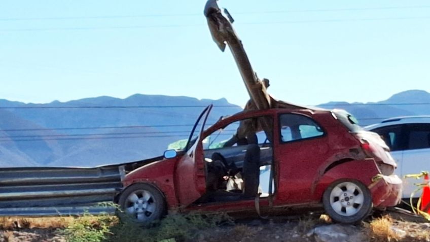 Valla metálica atraviesa vehículo en la carretera Guaymas - Hermosillo; hay un muerto