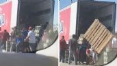 Foto ilustrativa de la nota titulada VIDEO: Tráiler que transportaba leche sufre avería y se desata la rapiña en Sonora