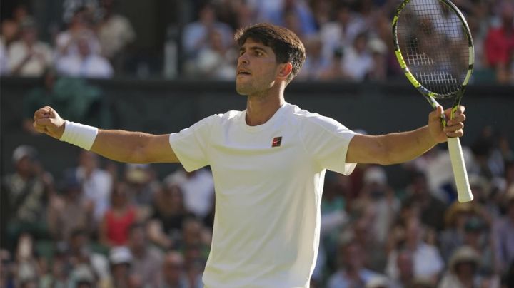 Alcaraz suda de más para imponerse ante Fognini en su debut en Wimbledon